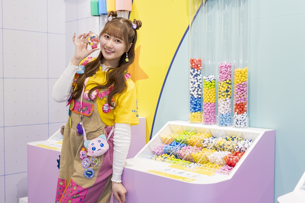 2026年は「たまごっち」誕生30周年！！「ハラカド」にオープンした体験型のお店「たまごっちふぁくとり～！」に、ももクロの佐々木彩夏さんが第1号のお客さんとして来店したよ～！