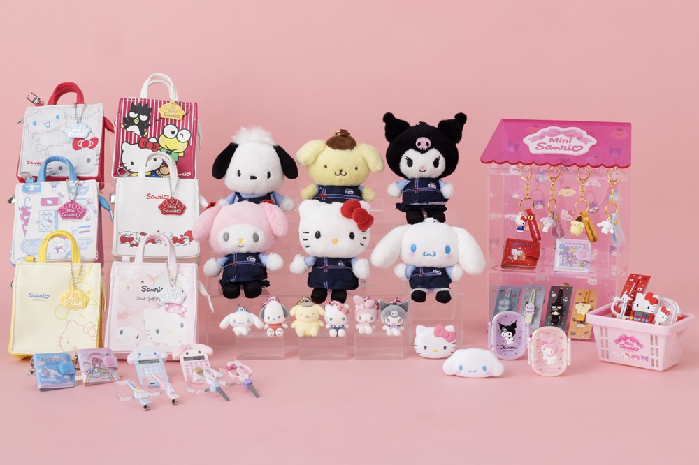 サンリオショップ55周年を記念した限定アイテムやイベントが続々登場！サンリオショップスタッフ姿のキャラクターマスコットホルダーや、なつかしのギャル風デザインを再現したアイテムも♡